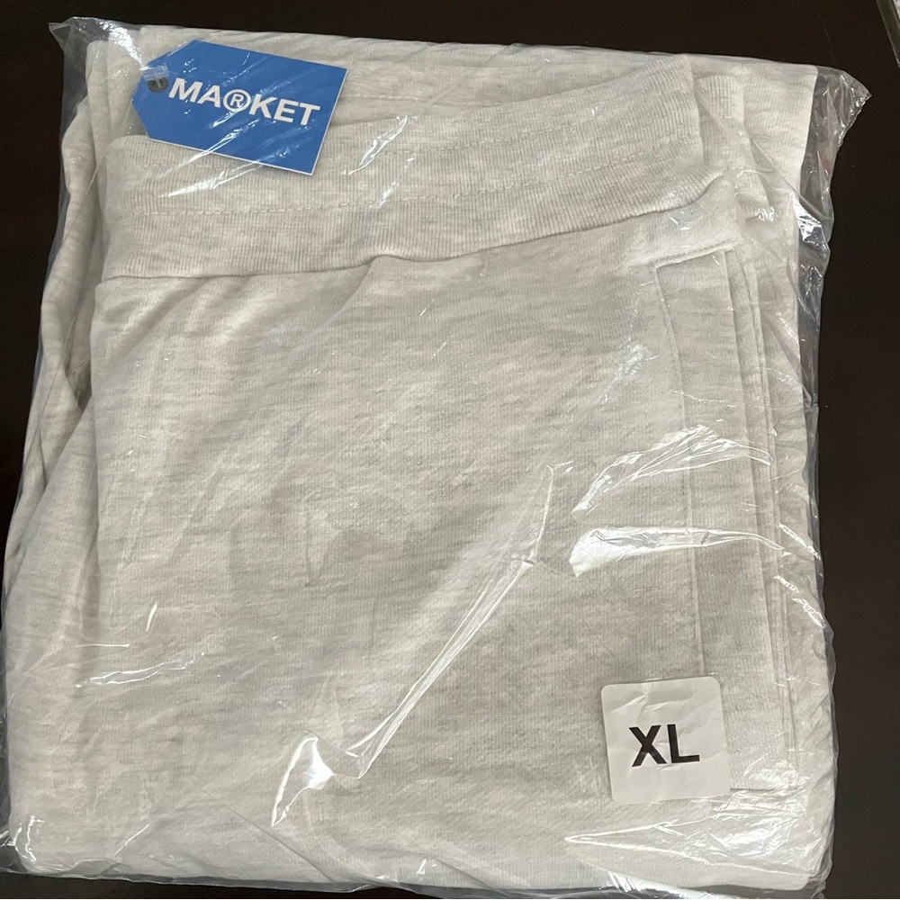 Market Studios brand men’s sweat pants size XL.